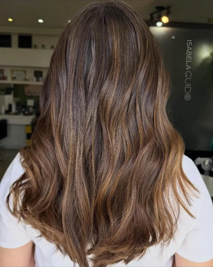 Cabelo castanho com iluminação e ondas, visto de costas